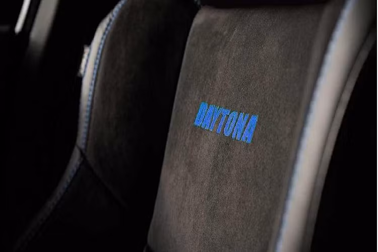 Giống như chiếc Charger Daytona cách đây 50 năm, phiên bản đặc biệt mới cũng có số lượng sản xuất chỉ 501 chiếc. Dodge hiện chưa công bố mức giá bán Charger Daytona, nhưng hãng sẽ bắt đầu mở đơn đặt hàng từ mùa thu này và giao tới các đại lý vào đầu năm 2020.