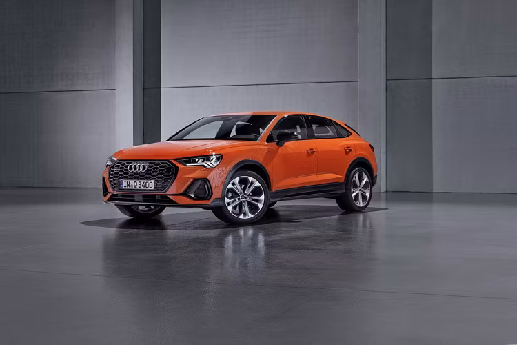 Dựa trên nền tảng Q3 tiêu chuẩn, Audi Q3 Sportback hoàn toàn mới được sửa đổi đôi chút để mang đến ngoại hình thể thao hơn. Ở phía trước, xe sở hữu lưới tản nhiệt dạng Singleframe màu đen và các khe hút gió hình thang. Đèn pha LED ma trận là một tùy chọn của Q3 Sportback.