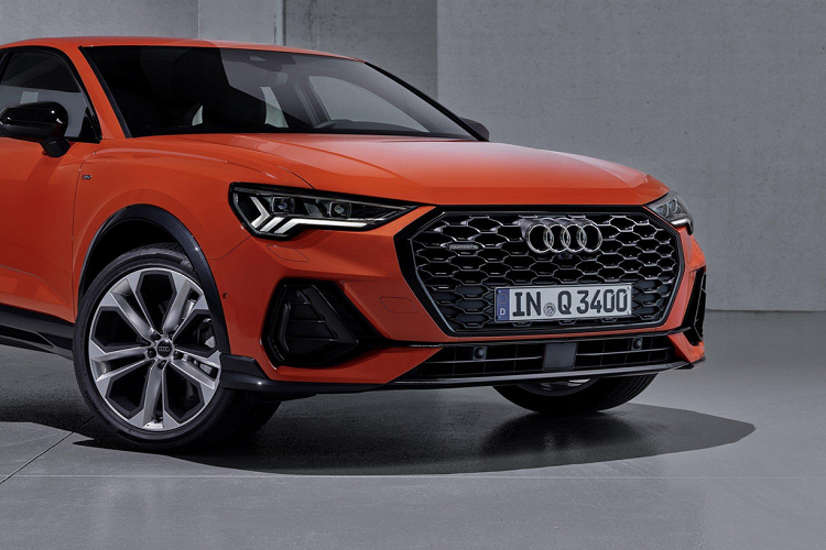 Q3 Sportback cũng được trang bị một số tính năng hỗ trợ như cảnh báo va chạm phía trước, cảnh báo lệch làn đường, hỗ trợ giữ làn. Khách hàng có thể tùy chọn thêm hệ thống kiểm soát hành trình thích ứng, hỗ trợ đỗ xe, cảnh báo phương tiện cắt ngang phía sau và camera 360 độ.