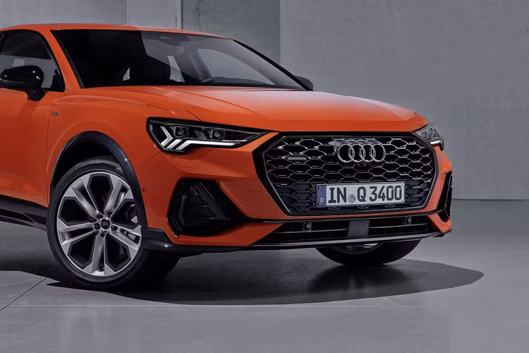Q3 Sportback cũng được trang bị một số tính năng hỗ trợ như cảnh báo va chạm phía trước, cảnh báo lệch làn đường, hỗ trợ giữ làn. Khách hàng có thể tùy chọn thêm hệ thống kiểm soát hành trình thích ứng, hỗ trợ đỗ xe, cảnh báo phương tiện cắt ngang phía sau và camera 360 độ.