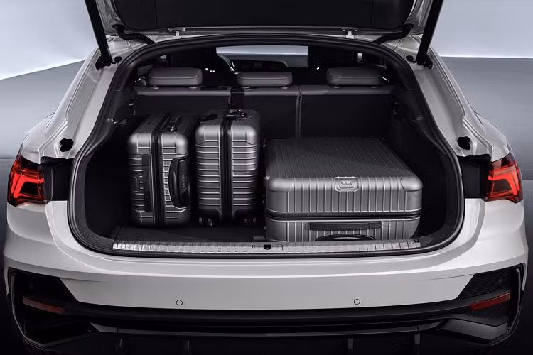 Khoang hành lý phía sau có thể tích 530 lít và có thể nâng lên 1.400 lít nếu gập hàng ghế thứ 2.