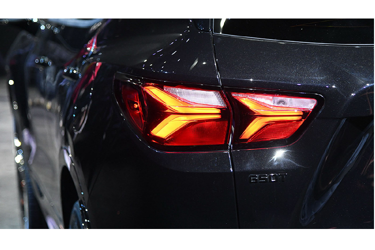 Nội thất đáng chú ý với chức năng cửa sổ chỉnh điện (có thể điều khiển bằng chìa khóa), hộp đựng găng điện tử, 6 đầu cắm USB, sạc không dây, phát WiFi... Các phiên bản cao cấp hơn thì sẽ có thêm chức năng mở cốp rảnh tay, điều khiển hành trình thích ứng (adaptive cruise control).