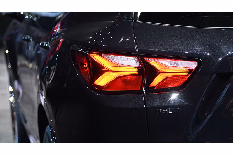 Nội thất đáng chú ý với chức năng cửa sổ chỉnh điện (có thể điều khiển bằng chìa khóa), hộp đựng găng điện tử, 6 đầu cắm USB, sạc không dây, phát WiFi... Các phiên bản cao cấp hơn thì sẽ có thêm chức năng mở cốp rảnh tay, điều khiển hành trình thích ứng (adaptive cruise control).