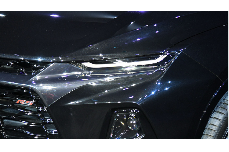 Để đáp ứng cho đối tượng khách hàng trẻ, Chevrolet sẽ cung cấp nhiều lựa chọn phiên bản cho Blazer bao gồm bản RS hoặc Redline. Hiện chưa rõ những khác biệt về nội thất của Blazer Mỹ và Trung do hãng chưa công bố rõ ràng. Ở phiên bản Mỹ, Chevrolet Blazer cung cấp nhiều tùy chọn để người dùng cá nhân hóa chiếc xe.