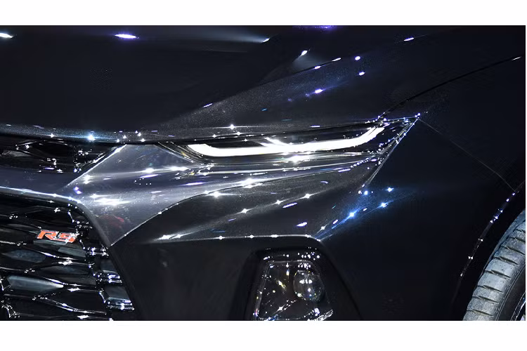 Để đáp ứng cho đối tượng khách hàng trẻ, Chevrolet sẽ cung cấp nhiều lựa chọn phiên bản cho Blazer bao gồm bản RS hoặc Redline. Hiện chưa rõ những khác biệt về nội thất của Blazer Mỹ và Trung do hãng chưa công bố rõ ràng. Ở phiên bản Mỹ, Chevrolet Blazer cung cấp nhiều tùy chọn để người dùng cá nhân hóa chiếc xe.