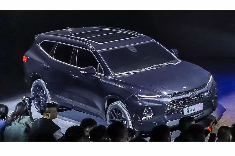 Đương nhiên chiều dài cơ sở sẽ không thay đổi (2.863 mm), mà chỉ thay đổi ở chiều dài tổng thể của thân xe. Chevy cho biết kích thước của Blazer đảm bảo sự thoải mái cho cả 7 hàng khách.