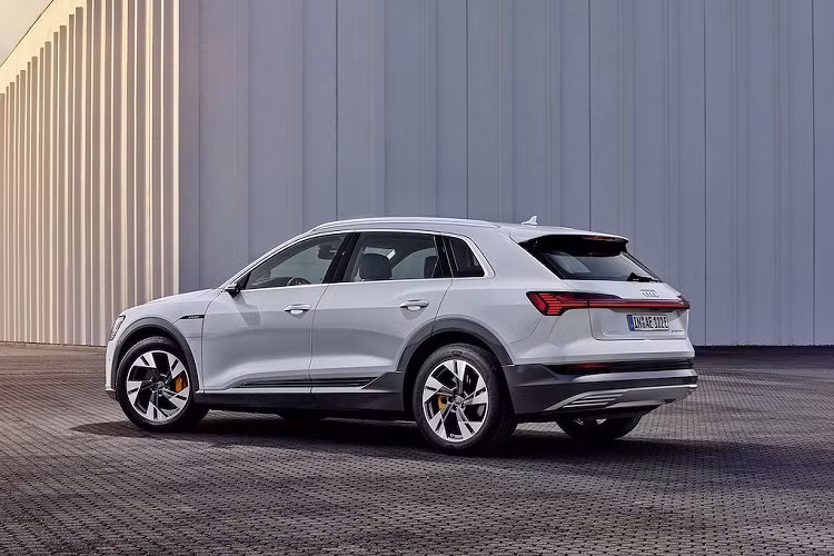 Khối pin nhỏ hơn đồng nghĩa với việc Audi E-Tron giá rẻ chỉ đi được 300km cho mỗi lần sạc đầy theo tiêu chuẩn WLTP - ít hơn gần 90km, và cũng nhẹ hơn khoảng 120 kg.
