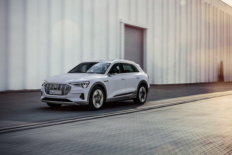 Khách hàng sẽ được cung cấp một hệ thống sạc kết nối tùy chọn với các chức năng thông minh, chẳng hạn như sạc ngoài giờ cao điểm cho nhà của họ. Trợ lý ảo tiêu chuẩn trên e-tron 50 quattro có khả năng giúp người lái điều chỉnh cách điều khiển sao cho tiết kiệm hơn bằng cách dự đoán các thông tin về tầm hoạt động và hiển thị trên màn hình. Hệ thống này cũng sử dụng các cảm biến radar, camera và định vị để "nhìn" thấy môi trường và đường xá xung quanh.