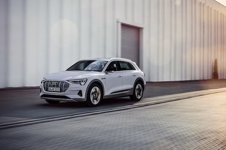 Khách hàng sẽ được cung cấp một hệ thống sạc kết nối tùy chọn với các chức năng thông minh, chẳng hạn như sạc ngoài giờ cao điểm cho nhà của họ. Trợ lý ảo tiêu chuẩn trên e-tron 50 quattro có khả năng giúp người lái điều chỉnh cách điều khiển sao cho tiết kiệm hơn bằng cách dự đoán các thông tin về tầm hoạt động và hiển thị trên màn hình. Hệ thống này cũng sử dụng các cảm biến radar, camera và định vị để "nhìn" thấy môi trường và đường xá xung quanh.