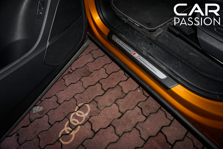 Tựa lưng ghế trên Audi Q8 có thể gập xuống giúp tăng sức chứa của khoang hành lý phía sau lên đến 1.755 lít. Logo Q8 và Quattro được đặt hai bên hông xe. Một cánh gió nhỏ được gắn cố định vào nắp cốp nhằm tăng tính ổn định cho thân xe khi vận hành với tốc độ cao. Bên cạnh đó, Audi cũng trang bị cho Q8 một số công nghệ an toàn đáng chú ý như hệ thống treo tích hợp kiểm soát giảm xóc được trang bị tiêu chuẩn và hệ thống hiển thị trên kính lái (Head-up Display).