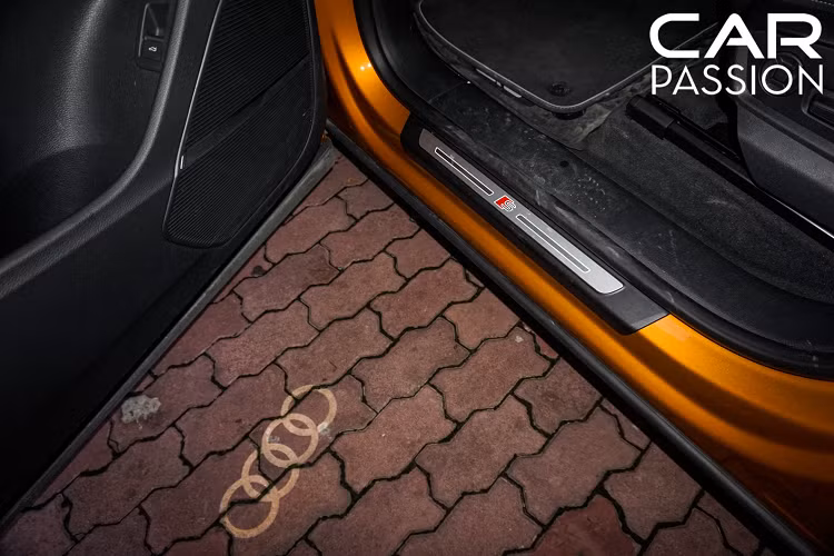 Tựa lưng ghế trên Audi Q8 có thể gập xuống giúp tăng sức chứa của khoang hành lý phía sau lên đến 1.755 lít. Logo Q8 và Quattro được đặt hai bên hông xe. Một cánh gió nhỏ được gắn cố định vào nắp cốp nhằm tăng tính ổn định cho thân xe khi vận hành với tốc độ cao. Bên cạnh đó, Audi cũng trang bị cho Q8 một số công nghệ an toàn đáng chú ý như hệ thống treo tích hợp kiểm soát giảm xóc được trang bị tiêu chuẩn và hệ thống hiển thị trên kính lái (Head-up Display).