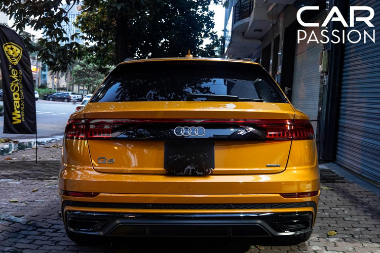 Audi Q8 được trang bị hệ thống chiếu sáng mang công nghệ LED Matrix lừng danh của Audi, đuôi xe được bổ sung với dải đèn hậu dạng LED với thiết kế kéo dài từ trái qua phải tương tự như Audi A8 hoặc A7 thế hệ mới. Ống xả chính được đặt ẩn trong khi hai ống xả dạng hình oval được đặt hai bên đuôi xe có vai trò làm tăng tính thẩm mỹ cho xe.