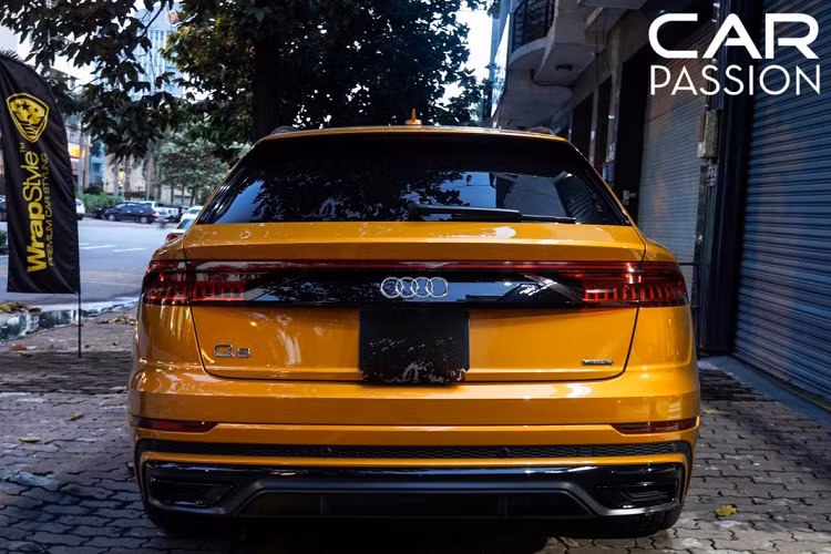 Audi Q8 được trang bị hệ thống chiếu sáng mang công nghệ LED Matrix lừng danh của Audi, đuôi xe được bổ sung với dải đèn hậu dạng LED với thiết kế kéo dài từ trái qua phải tương tự như Audi A8 hoặc A7 thế hệ mới. Ống xả chính được đặt ẩn trong khi hai ống xả dạng hình oval được đặt hai bên đuôi xe có vai trò làm tăng tính thẩm mỹ cho xe.