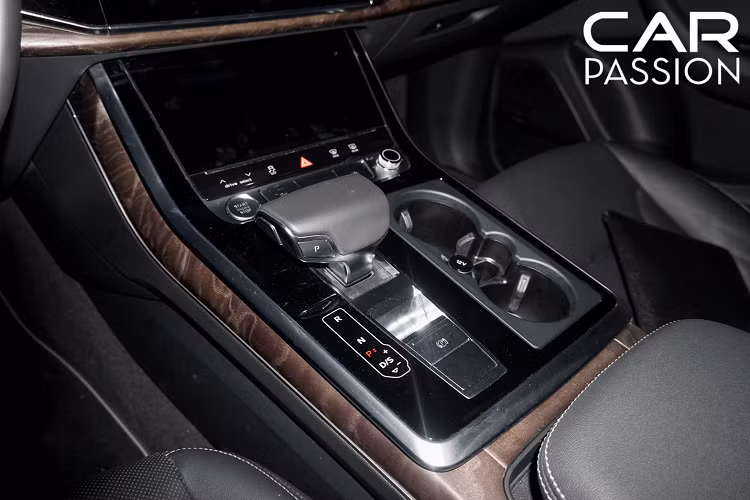 Bệ bước chân xuất hiện logo S-line đẹp mắt cũng như bên dưới cánh cửa có sự xuất hiện của logo bốn vòng tròn phát sáng ấn tượng, khoang cabin được ốp gỗ cao cấp và ngập tràn với các công nghệ hiện đại như hệ thống màn hình cảm ứng MMI (10.1 inch phía trên và 8.6 inch phía dưới), cùng màn hình thực thế ảo 12.3 inch, hiển thị thông tin trên kính lái, tuỳ chọn tông màu, hệ thống âm thanh tiên tiến Bang &amp; Olufsen với chất lượng âm thanh 3D, tuỳ chọn ghế ngồi massage, điều hoà 4 vùng.