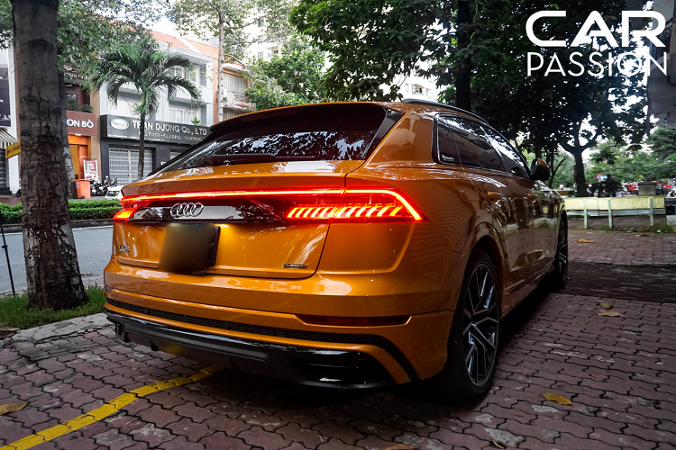 Về kích thước, Audi Q8 sở hữu số đo “ba vòng’ chiều dài x rộng x cao lần lượt là 4.990 x 2.000 x 1.710 mm với chiều dài của trục cơ sở lên đến gần 3.000 mm, nhờ đó mà không gian bên trong xe sẽ rộng rãi hơn so với các đối thủ.