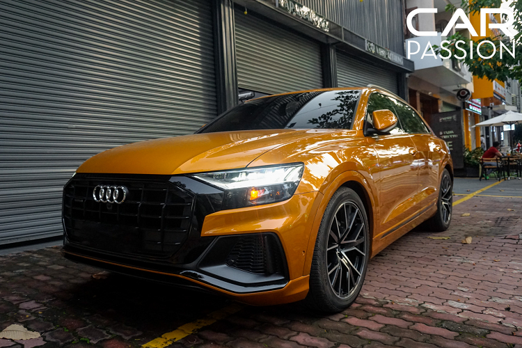 Audi Q8 được trang bị động cơ V6 có dung tích 3.0 lít, sản sinh công suất cực đại 340 mã lực và mô men xoắn cực đại đạt mức 500 Nm, kết hợp cùng hệ thống dẫn động bốn bánh toàn thời gian Quattro và hộp số 8 cấp Tiptronic tiên tiến. Hiện nay giá xe Audi Q8 tại Việt Nam chưa công bố giá bán chính hãng, trong khi một chiếc Audi Q8 được các đại lí tư nhân chào bán với mức giá từ 4,7-5 tỉ đồng tùy theo trang bị của xe.