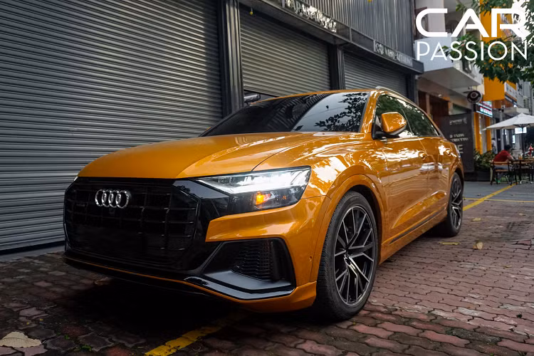 Audi Q8 được trang bị động cơ V6 có dung tích 3.0 lít, sản sinh công suất cực đại 340 mã lực và mô men xoắn cực đại đạt mức 500 Nm, kết hợp cùng hệ thống dẫn động bốn bánh toàn thời gian Quattro và hộp số 8 cấp Tiptronic tiên tiến. Hiện nay giá xe Audi Q8 tại Việt Nam chưa công bố giá bán chính hãng, trong khi một chiếc Audi Q8 được các đại lí tư nhân chào bán với mức giá từ 4,7-5 tỉ đồng tùy theo trang bị của xe.