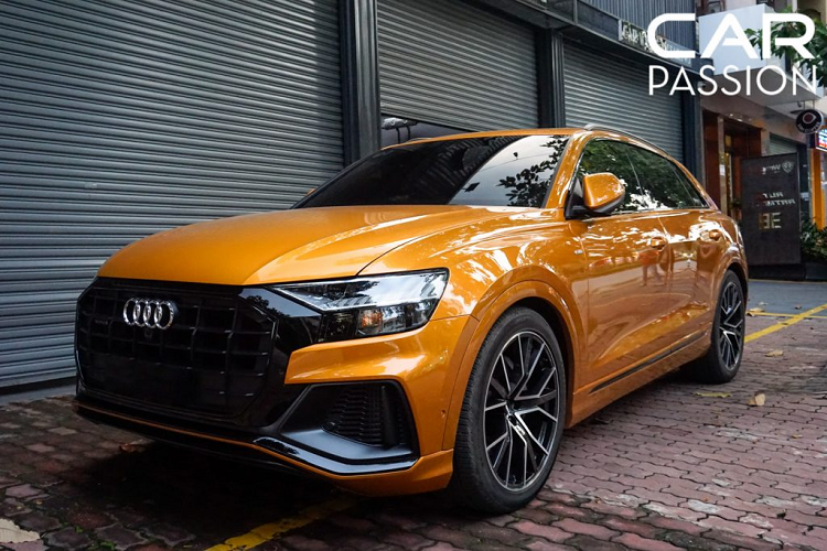 Mẫu xe SUV Audi Q8 chính là mẫu xe mới nhất của Audi thuộc thế hệ Q-Series và sử dụng chung hệ thống khung gầm với chiếc Q7 cũng như siêu SUV Lamborghini Urus, sở hữu thiết kế cơ bắp và to lớn, Audi Q8 trông không khác gì một chiếc Coupe hiệu năng cao, tách biệt khỏi thiết kế có phần truyền thống của một chiếc SUV như trên “đàn anh” Q7.