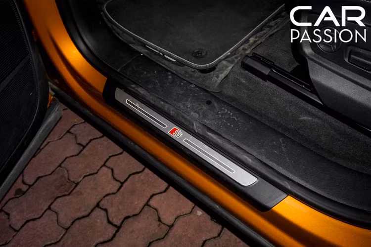 Cụm đồng hồ trung tâm dạng full LCD hiện đại, hàng ghế sau của Audi Q8 rất rộng rãi và thoải mái, được tích hợp điều hòa độc lập, sưởi ghế và được điều khiển thông qua một màn hình cảm ứng nhỏ ở phía sau bệ tì tay của hàng ghế trước. Bên dưới đó là hai cổng USB có chức năng để sạc điện thoại khi cần thiết.