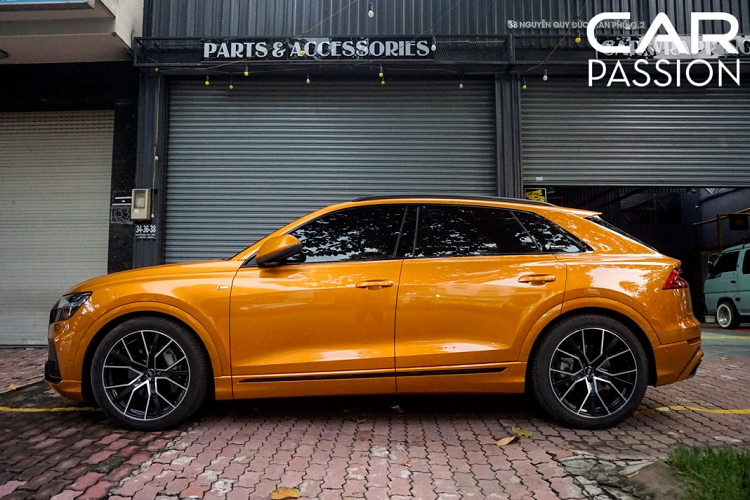 Gói nâng cấp này sẽ khiến ngoại hình của Audi Q8 2019 mới trông thể thao hơn với bộ mâm đa chấu diamond-cut có kích thước lên đến 22 inch, phần cản trước bao gồm lưới tản nhiệt và phần viền hốc gió được sơn đen bóng, thanh kim loại cũng như cản va sau của xe cũng được đen bóng tạo điểm nhấn.