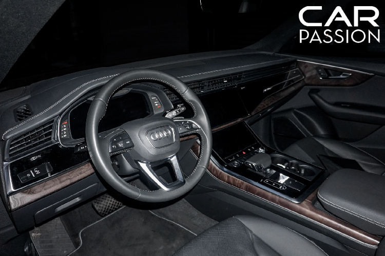 Ngoài ra, Audi có thêm tùy chọn hệ thống treo khí thích ứng kiểm soát độ nhún cho thiết lập chế độ lái Sport hoặc Comfort. Hệ thống này sẽ điều chỉnh độ cao gầm xe tối đa lên tới 90mm, tùy thuộc vào trạng thái hoạt động và lựa chọn của người lái.