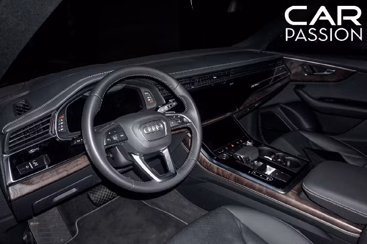 Ngoài ra, Audi có thêm tùy chọn hệ thống treo khí thích ứng kiểm soát độ nhún cho thiết lập chế độ lái Sport hoặc Comfort. Hệ thống này sẽ điều chỉnh độ cao gầm xe tối đa lên tới 90mm, tùy thuộc vào trạng thái hoạt động và lựa chọn của người lái.