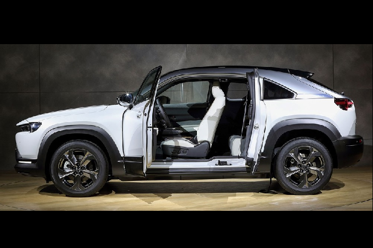 Theo hãng Mazda, cụm pin 35,5 kWh của MX-30 2020 hỗ trợ sạc bằng cả nguồn 1 chiều và đa chiều. Với hệ thống sạc nhanh, người dùng có thể sạc 80% dung lượng pin trong thời gian chỉ 30-40 phút. Sau khi được sạc đầy, cụm pin này cho phép Mazda MX-30 2020 chạy hết quãng đường khoảng 209 km, thua kém một số đối thủ nhưng được khẳng định là phù hợp với việc dùng hàng ngày của khách hàng châu Âu.