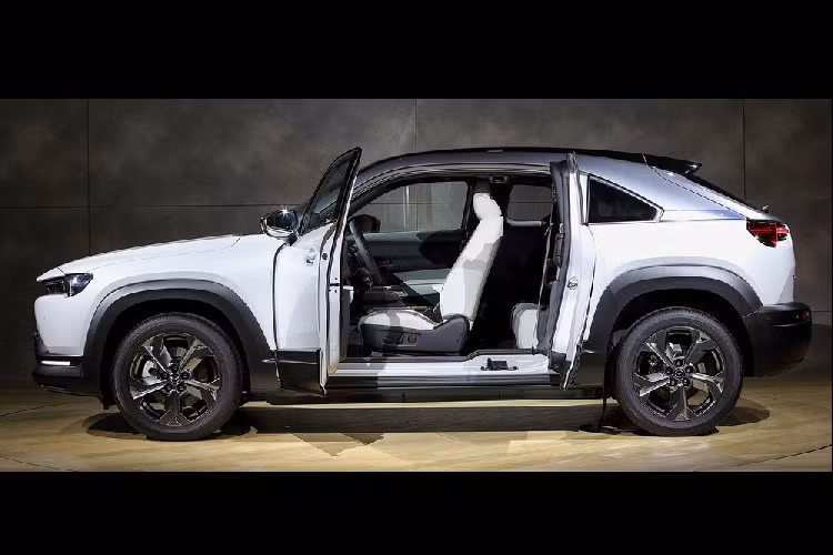 Theo hãng Mazda, cụm pin 35,5 kWh của MX-30 2020 hỗ trợ sạc bằng cả nguồn 1 chiều và đa chiều. Với hệ thống sạc nhanh, người dùng có thể sạc 80% dung lượng pin trong thời gian chỉ 30-40 phút. Sau khi được sạc đầy, cụm pin này cho phép Mazda MX-30 2020 chạy hết quãng đường khoảng 209 km, thua kém một số đối thủ nhưng được khẳng định là phù hợp với việc dùng hàng ngày của khách hàng châu Âu.