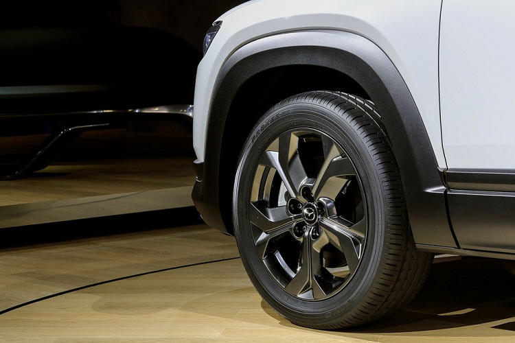 Cụm pin kể trên cung cấp năng lượng cho hệ truyền động điện có tên e-SkyActiv, bao gồm mô-tơ điện với công suất tối đa 141 mã lực và mô-men xoắn cực đại 264 Nm trên cầu trước. Ngoài ra, mẫu xe điện mới của Mazda còn có phiên bản nâng cấp của hệ thống điều hướng mô-men xoắn G-Vectoring Control, được đặt tên là e-GVC Plus.