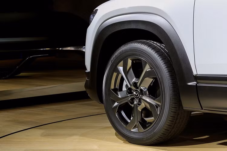 Cụm pin kể trên cung cấp năng lượng cho hệ truyền động điện có tên e-SkyActiv, bao gồm mô-tơ điện với công suất tối đa 141 mã lực và mô-men xoắn cực đại 264 Nm trên cầu trước. Ngoài ra, mẫu xe điện mới của Mazda còn có phiên bản nâng cấp của hệ thống điều hướng mô-men xoắn G-Vectoring Control, được đặt tên là e-GVC Plus.