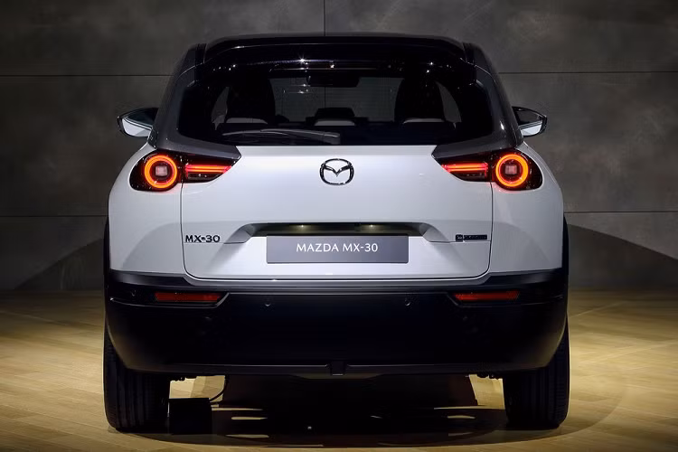 Nhìn chung, những thông số kể trên của Mazda MX-30 2020 không có gì đáng để bàn cãi. Thay vào đó, gây tranh cãi nhất phải là thiết kế ngoại thất của mẫu xe điện này.