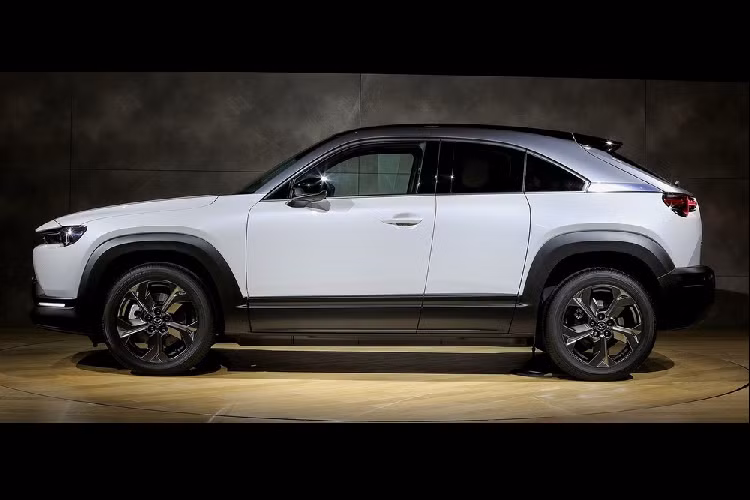 Về kích thước, Mazda MX-30 gần như ngang ngửa với mẫu crossover CX-30. Cụ thể, Mazda MX-30 2020 sở hữu chiều dài 4.395 mm, rộng 1.795 mm, cao 1.570 mm và chiều dài cơ sở 2.655 mm. Điều này không có gì lạ khi mẫu xe điện này vốn được phát triển dựa trên cơ sở gầm bệ SkyActiv-Vehicle Architecture chung với Mazda3 và Mazda CX-30.