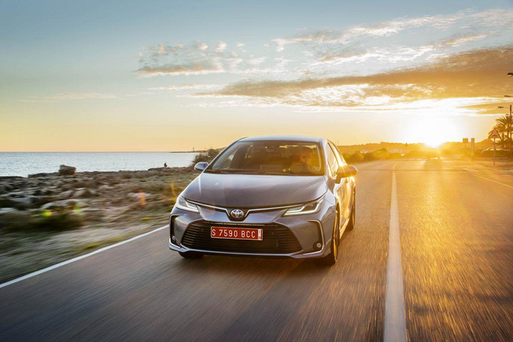 Chưa có thông tin chính xác về giá bán Toyota Corolla Altis 2019 tại Thái Lan, nhưng nhiều nguồn tin chắc chắn rằng mức giá khởi điểm sẽ từ khoảng 23.000 USD (khoảng 534 triệu đồng) cho phiên bản thông thường và trên 32.700 USD (khoảng 859 triệu đồng) cho phiên bản hybrid. Corolla Altis 2019 là mẫu xe thuộc dòng sedan hạng C, mẫu xe này sẽ là đối trọng của Mazda 3 và Honda Civc.