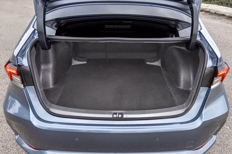 Corolla Altis 2019 được trang bị hệ thống kiểm soát hành trình thích ứng, cảm biến sau xe, hệ thống phát hiện va chạm và màn hình trên kính lái HUD. Ngoài ra, xe còn có thêm gói an toàn Toyota Safety Sense, kiểm soát làn đường, phát hiện điểm mù và nhiều thông tin khác.