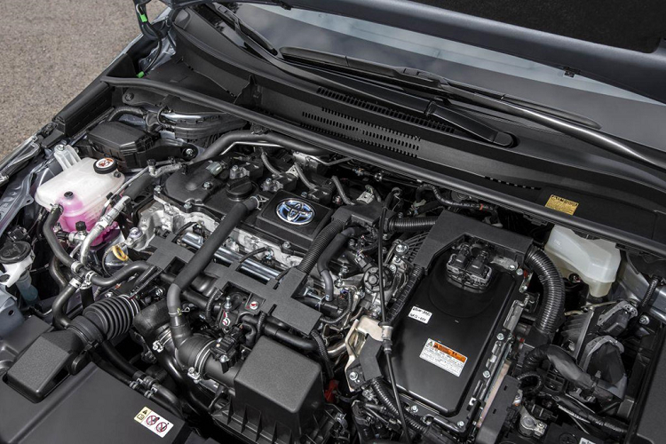 2 phiên bản thấp nhất là 1.6 J và 1.6 G, sử dụng động cơ 1.6L hút khí tự nhiên, 4 xy-lanh. Khối động cơ này tạo ra công suất 132 mã lực và mô-men xoắn cực đại 159 Nm, kết hợp cùng hộp số sàn 6 cấp hoặc hộp số tự động CVT. Phiên bản tiếp theo của Corolla Altis là 1.8 GR Sport trang bị động cơ 1.8L, công suất 140 mã lực và mô-men xoắn cực đại 173 Nm, phiên bản này chỉ đi kèm với hộp số tự động CVT.