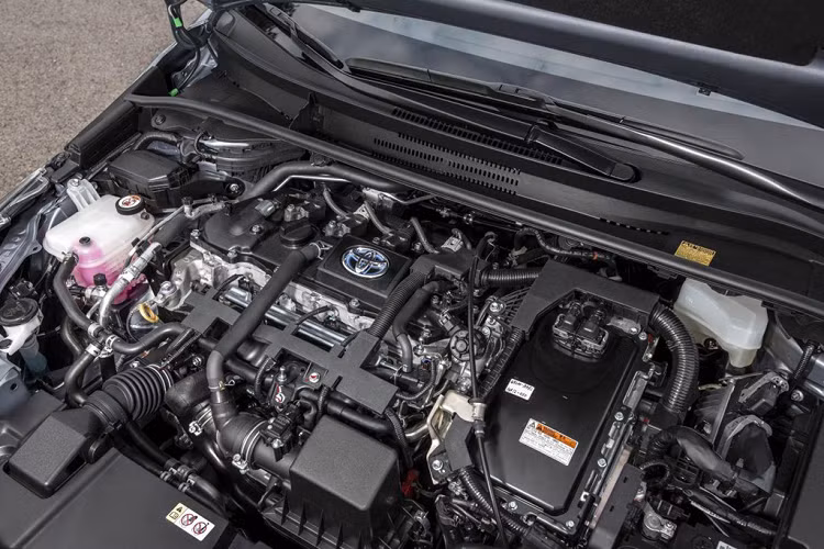 2 phiên bản thấp nhất là 1.6 J và 1.6 G, sử dụng động cơ 1.6L hút khí tự nhiên, 4 xy-lanh. Khối động cơ này tạo ra công suất 132 mã lực và mô-men xoắn cực đại 159 Nm, kết hợp cùng hộp số sàn 6 cấp hoặc hộp số tự động CVT. Phiên bản tiếp theo của Corolla Altis là 1.8 GR Sport trang bị động cơ 1.8L, công suất 140 mã lực và mô-men xoắn cực đại 173 Nm, phiên bản này chỉ đi kèm với hộp số tự động CVT.