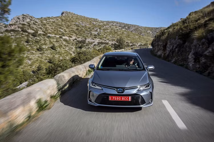 Chưa có thông tin chi tiết về việc sẽ có bao nhiêu tùy chọn dành cho Corolla Altis tại thị trường Thái Lan. Nhưng trang Headlightmag dự đoán sẽ có sẵn 6 tùy chọn khác nhau, trong đó có 3 tùy chọn động cơ xăng hoàn toàn.