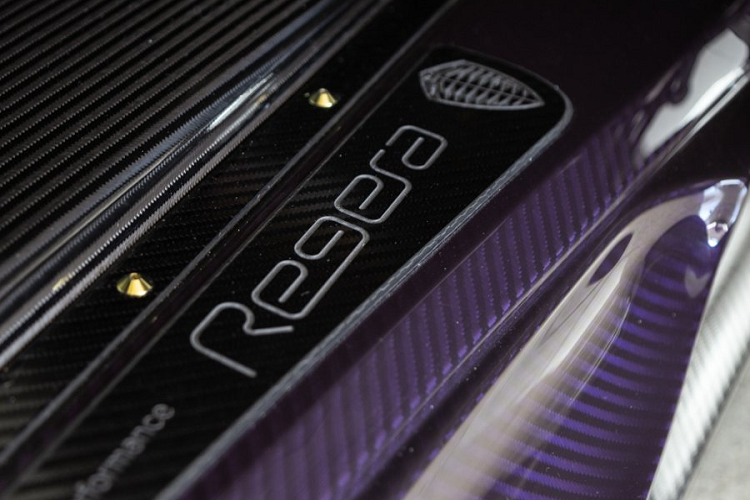 Bên trong, khoang nội thất của xe được bọc da trơn cao cấp màu đen. Giống với bên ngoài, nội thất cũng được ốp sợi carbon gồm hai loại carbon hoàn thiện bóng và hoàn thiện mờ. Cùng với đó, nhiều chi tiết cũng được ốp nhôm xước.