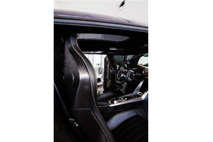 Ở tốc độ dưới 48 km/h, các mô-tơ điện sẽ hộ trợ động cơ đốt trong nhằm giúp xe di chuyển mượt mà hơn. Xe cũng được trang bị lẫy chuyển số, tuy nhiên lẫy này chỉ đóng vai trò mô phỏng cho hộp số tự động 7 cấp. Koenigsegg Regera có khả năng tăng tốc lên 100 km/h trong vòng chưa đầy ba giây và tốc độ tối đa đạt 420 km/h.