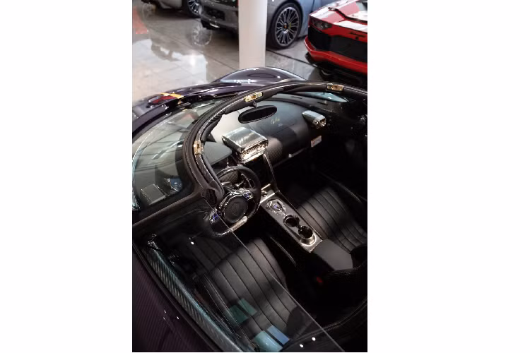 Theo hãng siêu xe đến từ Thụy Điển, mỗi chiếc Koenigsegg Regera sẽ có giá bán ở mức 1.9 triệu đô-la. Chiếc Koenigsegg màu tím độc đáo này hiện đang được rao bán với chỉ 100 km trên bảng đồng hồ với giá bán Koenigsegg Regera không được tiết lộ.