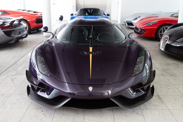 Đây cũng là chiếc Koenigsegg Regera duy nhất rời nhà máy vào nửa đầu năm nay. Xe sở hữu bộ thân vỏ bên ngoài được làm bằng sợi carbon, đặc biệt hơn, sợi carbon trên toàn bộ thân xe được nhuộm màu tím. Thay vì phải sơn đè màu tím lên thâm xe, kiểu carbon nhuộm này sẽ mang đến màu sắc cho xe những vẫn giữ được vân carbon khiến cho chiếc xe trở nên độc đáo.
