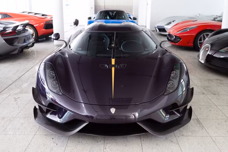 Đây cũng là chiếc Koenigsegg Regera duy nhất rời nhà máy vào nửa đầu năm nay. Xe sở hữu bộ thân vỏ bên ngoài được làm bằng sợi carbon, đặc biệt hơn, sợi carbon trên toàn bộ thân xe được nhuộm màu tím. Thay vì phải sơn đè màu tím lên thâm xe, kiểu carbon nhuộm này sẽ mang đến màu sắc cho xe những vẫn giữ được vân carbon khiến cho chiếc xe trở nên độc đáo.