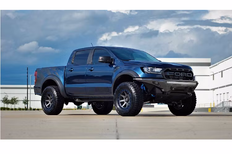 Ở Ranger phiên bản phiên bản Lariat FX4, nhà độ đến từ bang Texas đã thực hiện những nâng cấp bên ngoài bao gồm nâng khoảng sáng gầm thêm 5 inch, cản trước được sửa đổi, thay fender trước (OEM), LED Rigid, nâng cấp ốp bảo vệ góc thoát trước, trang bị lốp off-road Meaty đi cùng với bộ mâm kích thước 17 inch. Trang bị hệ thống treo từ dòng ‘’Prerunner’’ từ thương hiệu Bajakits, giảm xóc 2.5 inch,…