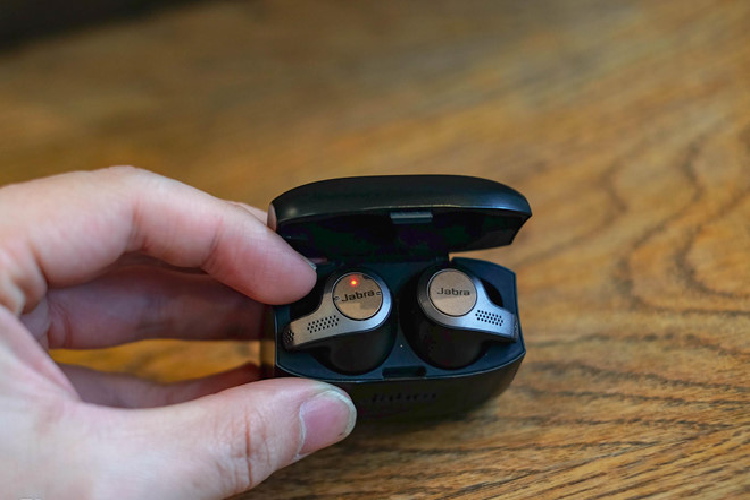 Jabra Elite 65t được bán với giá 4,4 triệu đồng. Model này được thiết kế vừa với tai người đeo, phần đuôi tai nghe không kéo dài. Chiếc tai nghe này mang lại âm thanh cân bằng, chi tiết, dải trung khá ấn tượng, hợp với nhạc hòa tấu hoặc pop. Hạn chế của Elite 65t đến từ âm trầm ở mức trung bình, nên sẽ hơi đuối với các thể loại nhạc như rock, EDM.