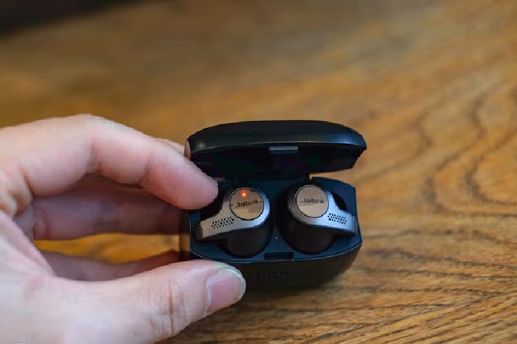 Jabra Elite 65t được bán với giá 4,4 triệu đồng. Model này được thiết kế vừa với tai người đeo, phần đuôi tai nghe không kéo dài. Chiếc tai nghe này mang lại âm thanh cân bằng, chi tiết, dải trung khá ấn tượng, hợp với nhạc hòa tấu hoặc pop. Hạn chế của Elite 65t đến từ âm trầm ở mức trung bình, nên sẽ hơi đuối với các thể loại nhạc như rock, EDM.