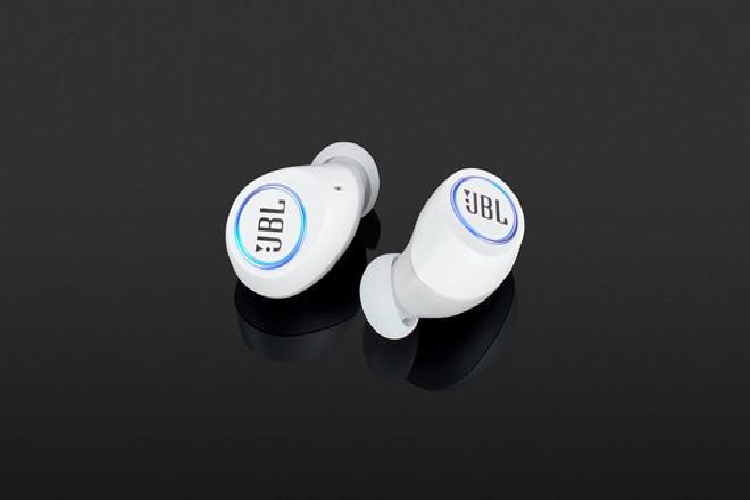 Tai nghe JBL Free X được bán với giá 3,5 triệu đồng. Model này có thiết kế ôm tai, hướng tới người hay vận động, khả năng chống nước iPX5 (chống lại tia nước có áp suất thấp trong khoảng 3 phút). Tai nghe có thể phát nhạc liên tục trong 4 giờ, vỏ sạc cung cấp thêm 20 giờ hoạt động cho Free X. Model này còn được trang bị sạc nhanh với 15 phút sạc cho 1 giờ sử dụng. Ảnh: Headphonecheck.