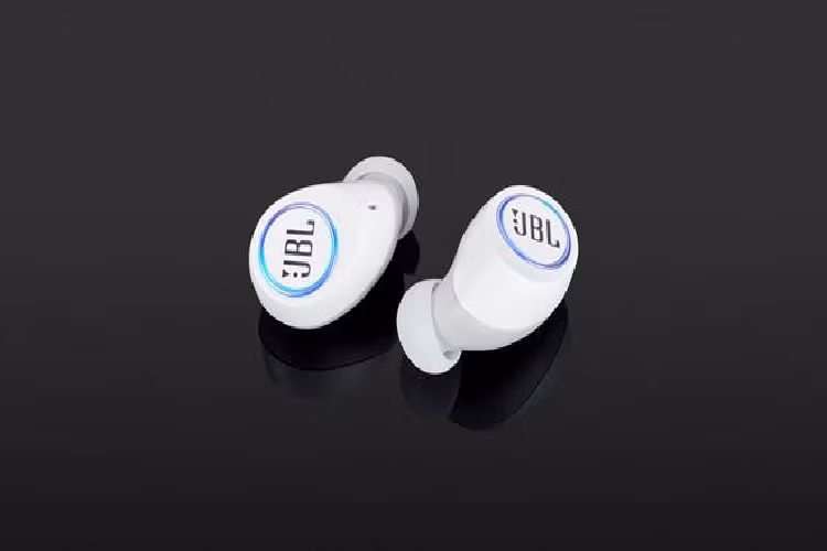 Tai nghe JBL Free X được bán với giá 3,5 triệu đồng. Model này có thiết kế ôm tai, hướng tới người hay vận động, khả năng chống nước iPX5 (chống lại tia nước có áp suất thấp trong khoảng 3 phút). Tai nghe có thể phát nhạc liên tục trong 4 giờ, vỏ sạc cung cấp thêm 20 giờ hoạt động cho Free X. Model này còn được trang bị sạc nhanh với 15 phút sạc cho 1 giờ sử dụng. Ảnh: Headphonecheck.