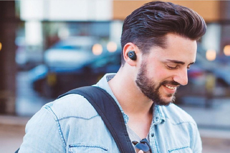 Sản phẩm này mang lại chất âm đặc trưng của JBL, tươi sáng, trẻ trung. Các dải âm được thể hiện rõ ràng, không bị chồng chéo lên nhau. Đặc biệt âm mid và treble của Free X khá tốt, tuy nhiên một vài trường hợp tạo cảm giác hơi chói tai. Model này thích hợp cho những dòng nhạc sôi động như Pop, Country, R&amp;B... ẢNh: PCworld.