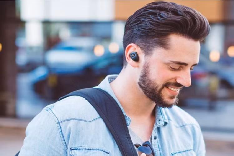 Sản phẩm này mang lại chất âm đặc trưng của JBL, tươi sáng, trẻ trung. Các dải âm được thể hiện rõ ràng, không bị chồng chéo lên nhau. Đặc biệt âm mid và treble của Free X khá tốt, tuy nhiên một vài trường hợp tạo cảm giác hơi chói tai. Model này thích hợp cho những dòng nhạc sôi động như Pop, Country, R&amp;B... ẢNh: PCworld.