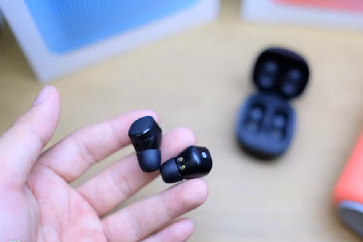 “Nếu xét trong phân khúc dưới 1 triệu đồng thì Tiso i5 là model bán chạy nhất hiện nay bên cửa hàng của mình. Model này có giá 690.000 đồng, phù hợp với sinh viên hay các chú chạy xe ôm công nghệ. Chất âm của thiết bị khá chi tiết, âm lượng lớn hơn các đối thủ”, anh Nguyễn Phước, chủ cửa hàng thiết bị công nghệ trên đường Nguyễn Thị Minh Khai (quận 3, TP.HCM) chia sẻ. 